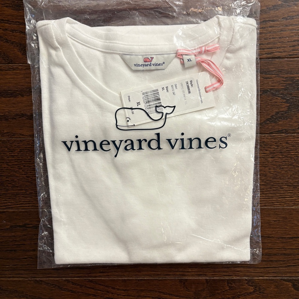 NWT Vineyard Vines simple crewneck tee